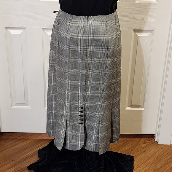 Black & white plaid skirt with kick-pleat button details on the back hem - Picture 3 of 4